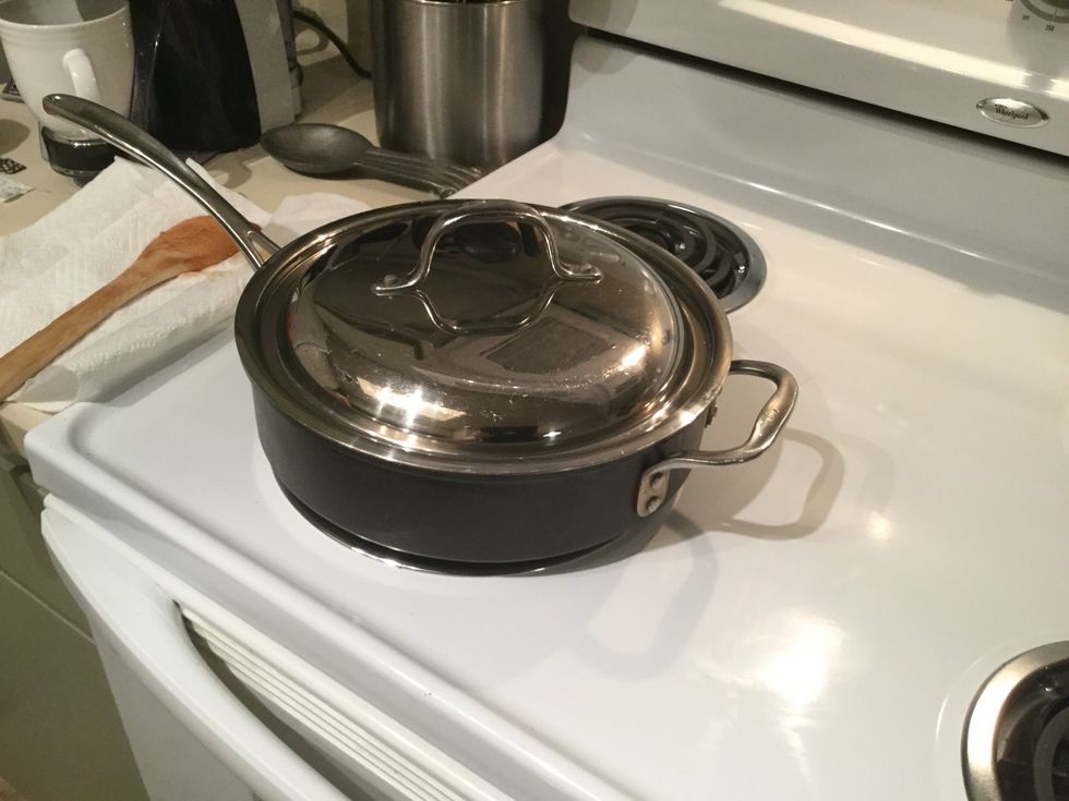 Chili boiling with lid on top to cook and to prevent splatter