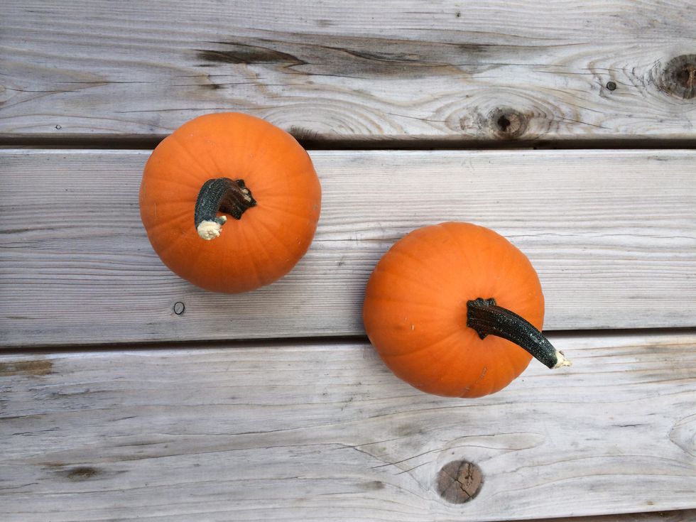 Choisissez deux petites citrouilles. Ce sera vos tasses de th\u00e9.