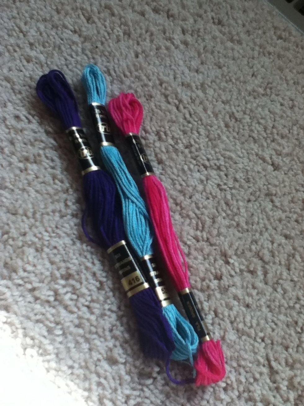 Choose 3 colors that will make the wave of the bracelet.