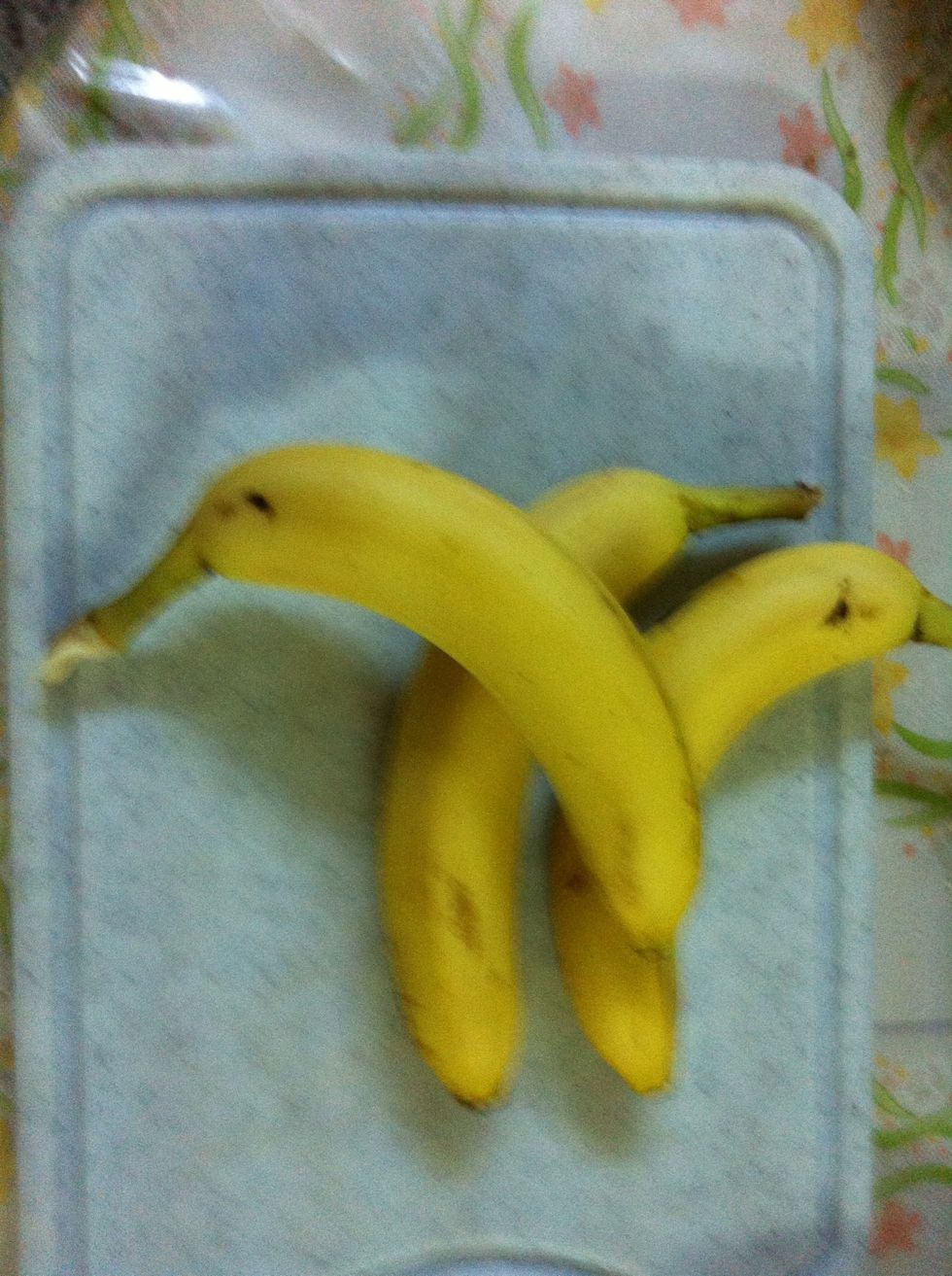 Choose 3 ripe bananas, no dark spots and no green spots either. Nice and yellow all the way through.