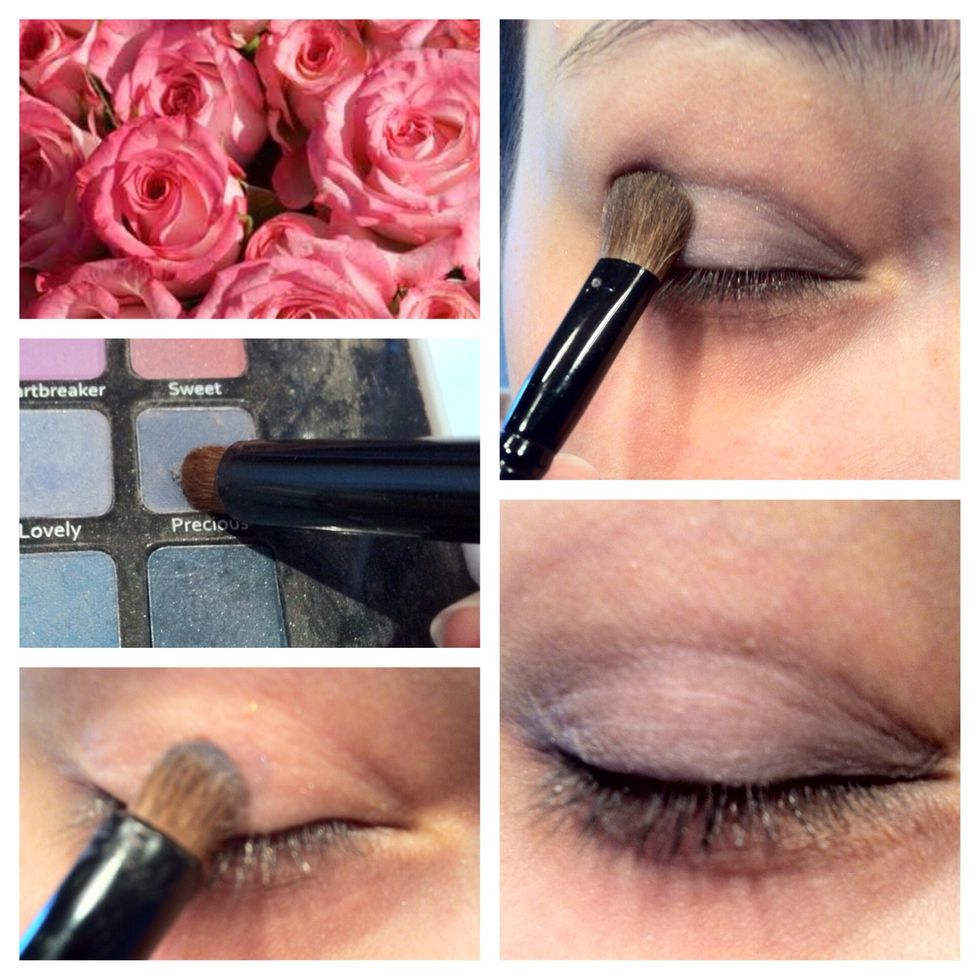 Choose a blue/grey eyeshadow and apply it on your lid. Blend the edge.