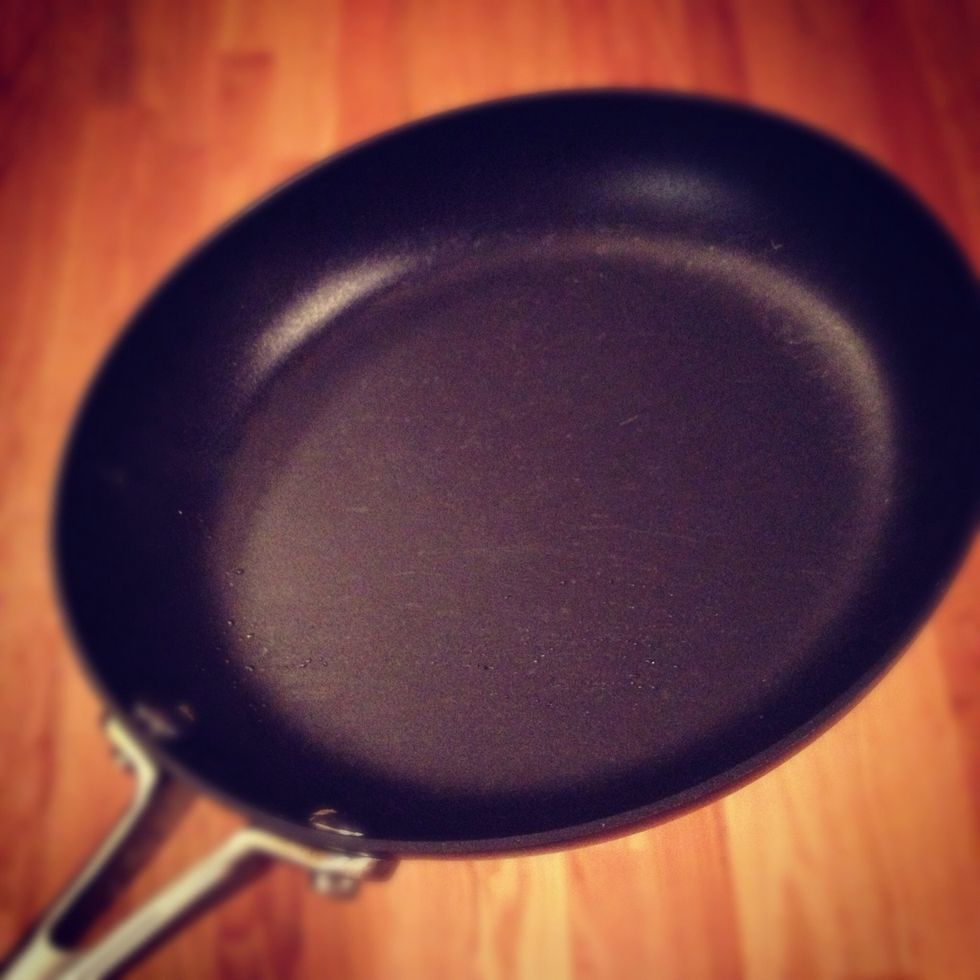 Choose a good pan. I use the 8 inch one. Is important that the pan is non sticky. ----- Usa una buena sart\u00e9n. He usado una de 8 pulgadas. Es importante que sea buena para que no se pegue.