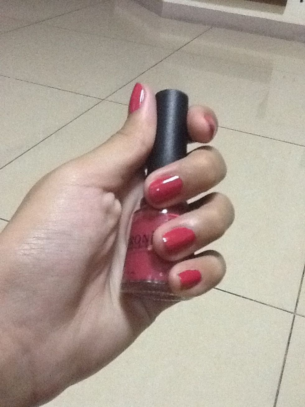 Choose a light shade of nail polish as a base coat