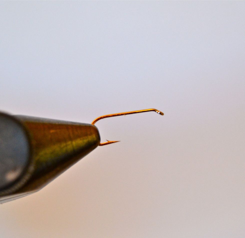 Choose a nymph hook of your size choice. In this guide I used a short #12.