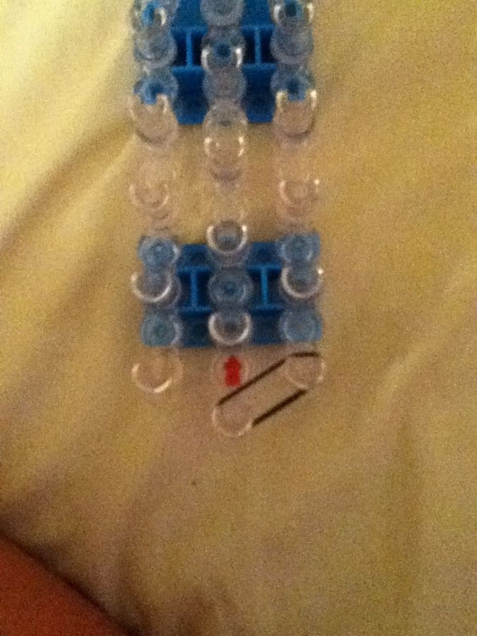 Choose an outer color (I'm using black) and use one rubber band and strech it from the first center peg to the first right peg