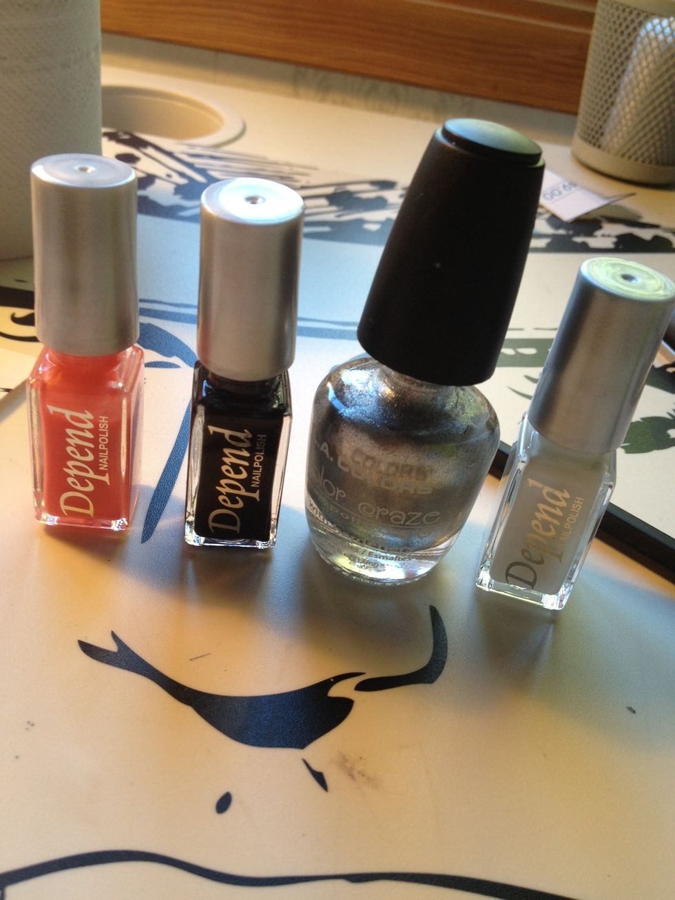 Choose at least 2 nailpolishes in different colours. I chose these four