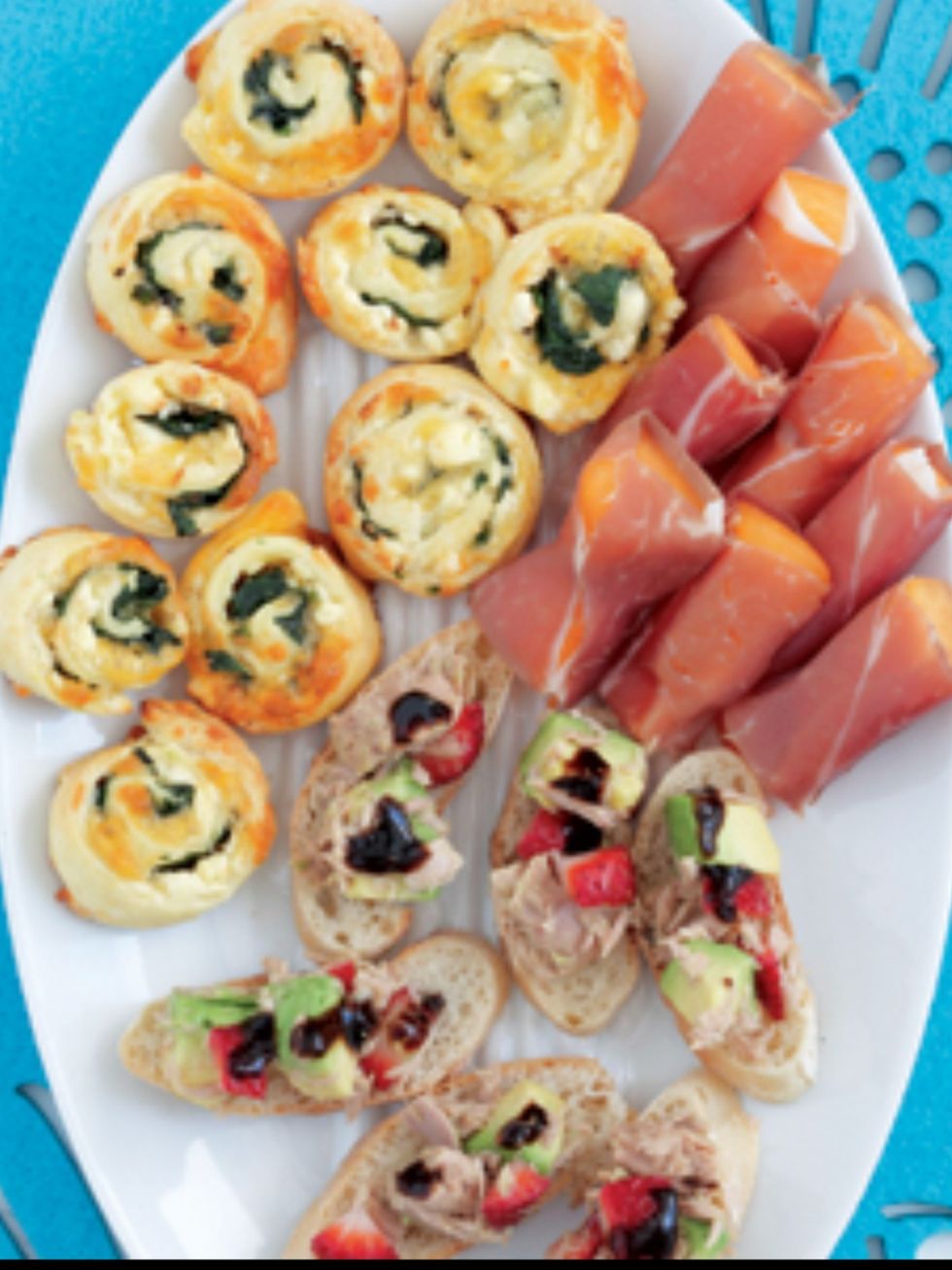 Choose food for the guests and the surprisee to eat. No party is complete without at least snacks.