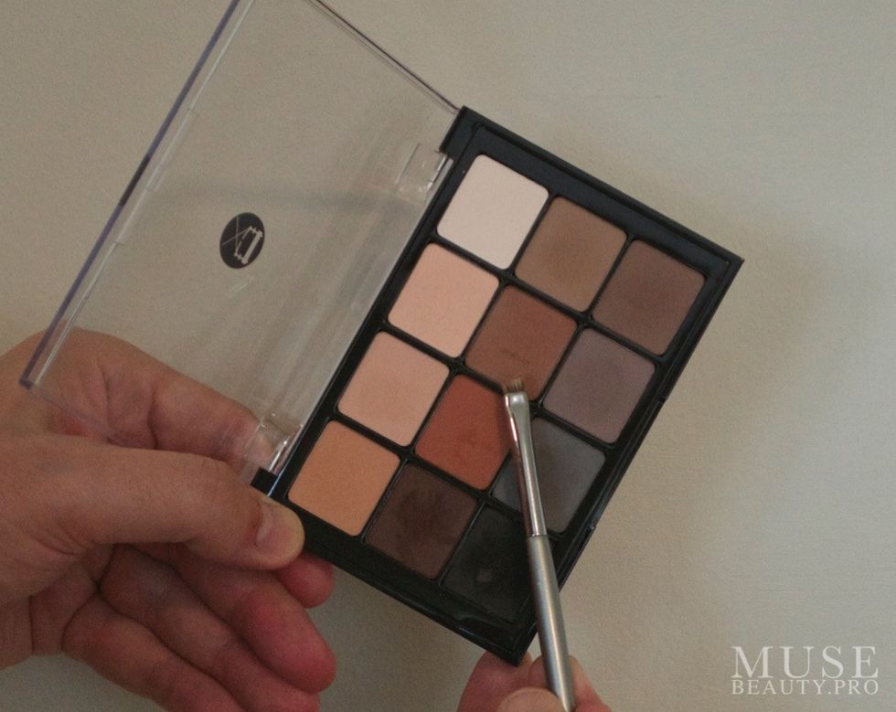 Choose from a range of matte pigments to help match brows to the hair color.