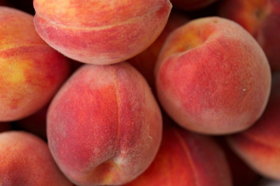 Choose peaches that are ripe but not soft. They should still have some firmness. Wash them off.