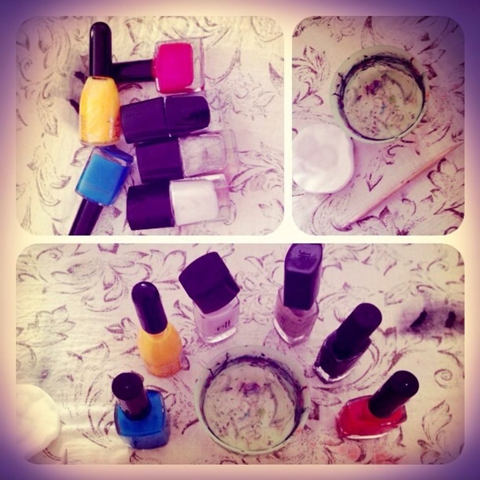 Choose some different nail polishes, if this is your first time - no more than 3!! Practise makes perfect :) Line up your things like on the lower pic (open the nail polish)