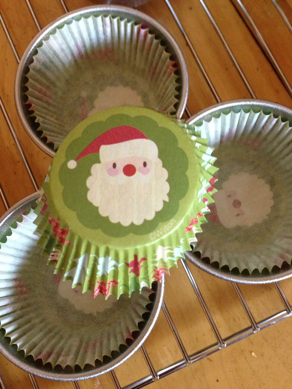 Choose the cutest cupcakes papers for Xmas :)