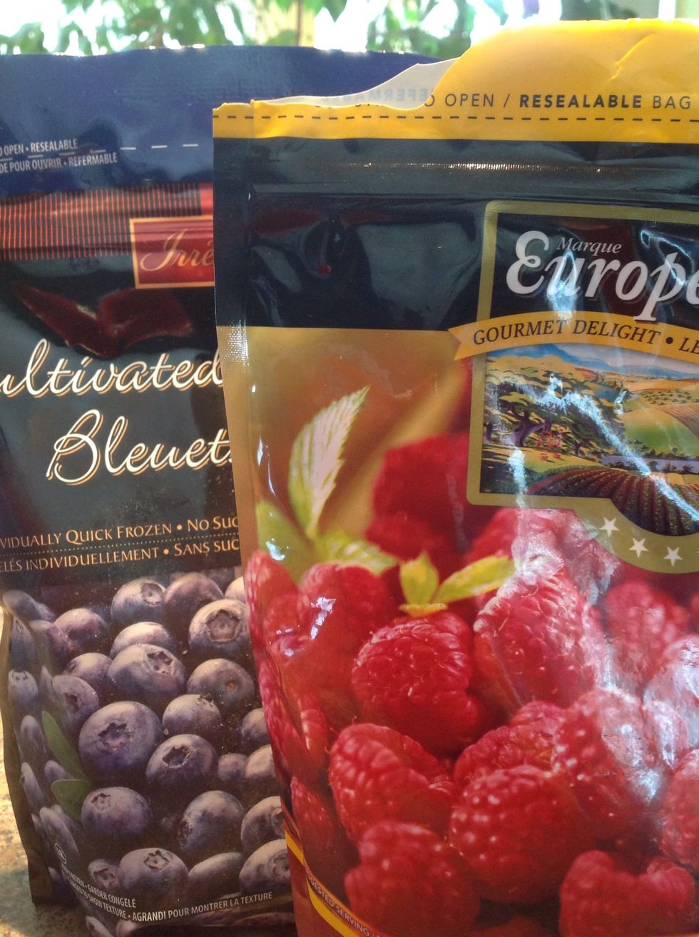 Choose two kinds of fruit. You should choose 2 fruits with different colors so the difference can be noticed