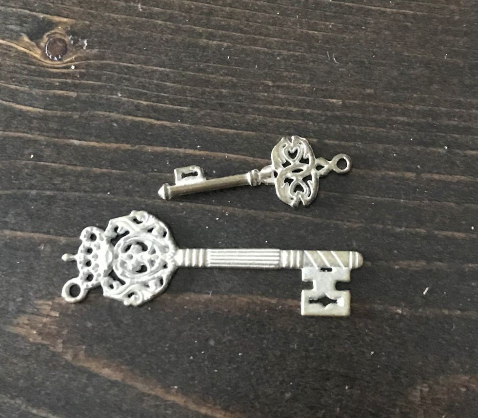Choose two Shabby Chic Ornate Metal Keys.