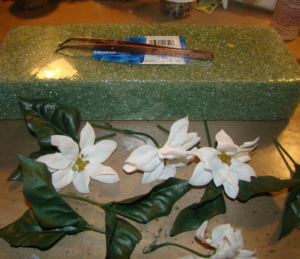 Choose your desired flowers and leaves.