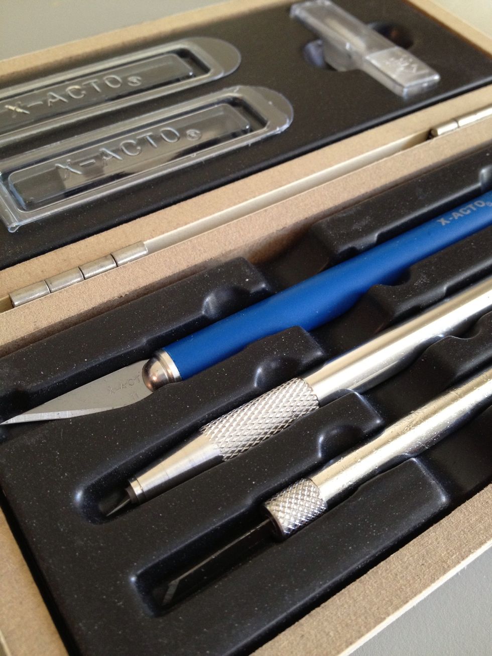 Choose your hobby knife. I used the middle (Swivel blade) because it cuts curves well.