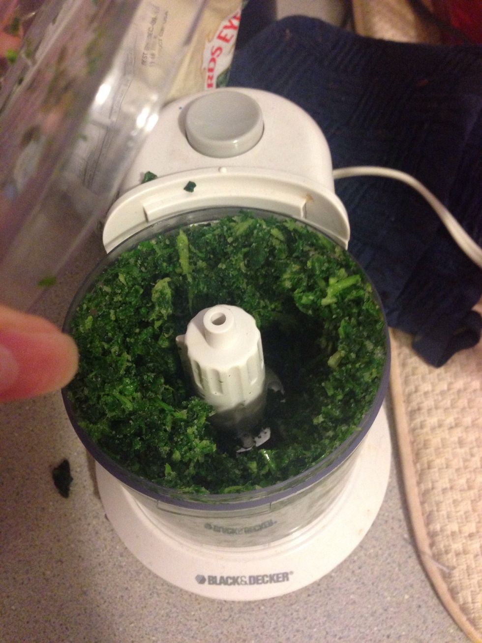 Chop 10 oz of spinach. Make sure to do the measurement after chopping since spinach normally takes a lot of room.