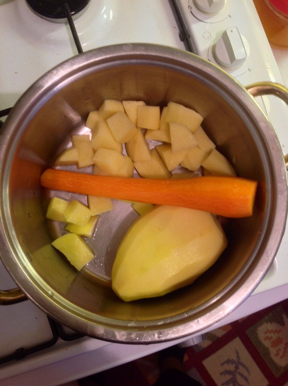 Chop 2 potatoes and 1 carrot and add 2 tablespoons of oliveoil