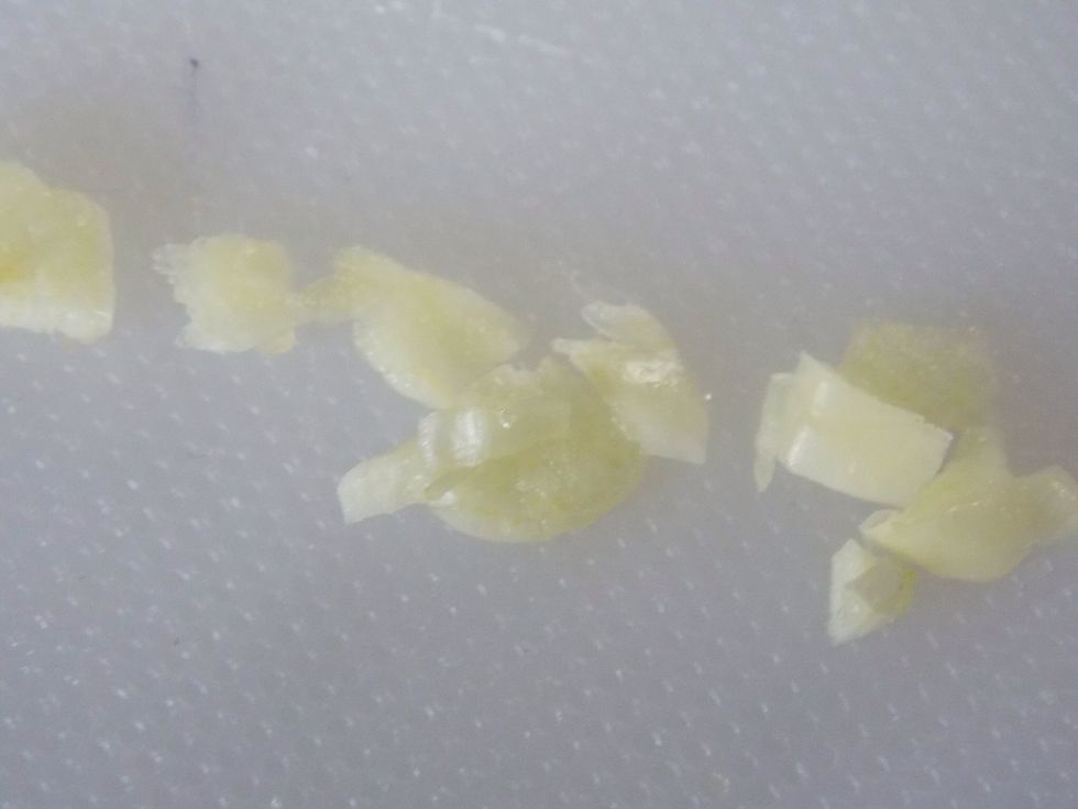 Chop garlic coarsely.