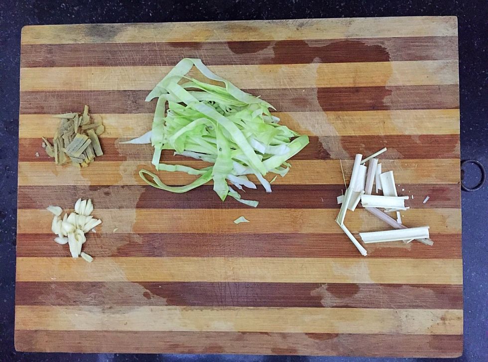 Chop garlic, ginger, cabbage and lemon grass in to long pieces