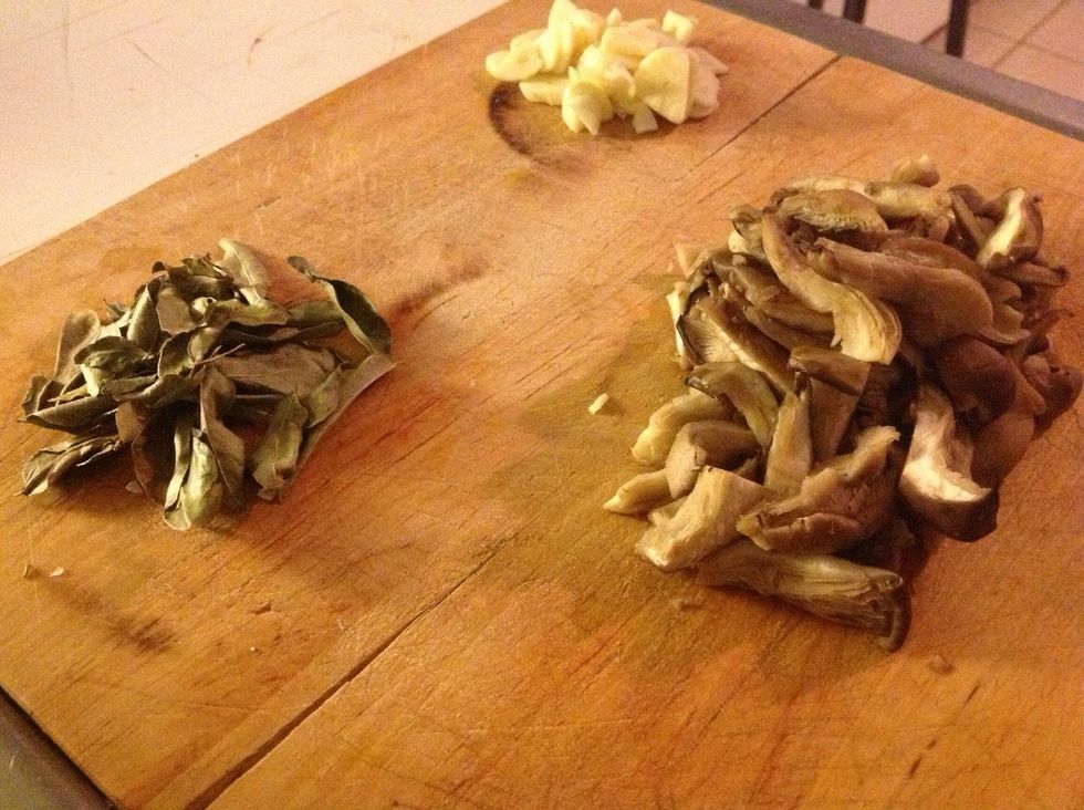 Chop garlic, mushrooms and add to shallots with the curry leaves and fry.