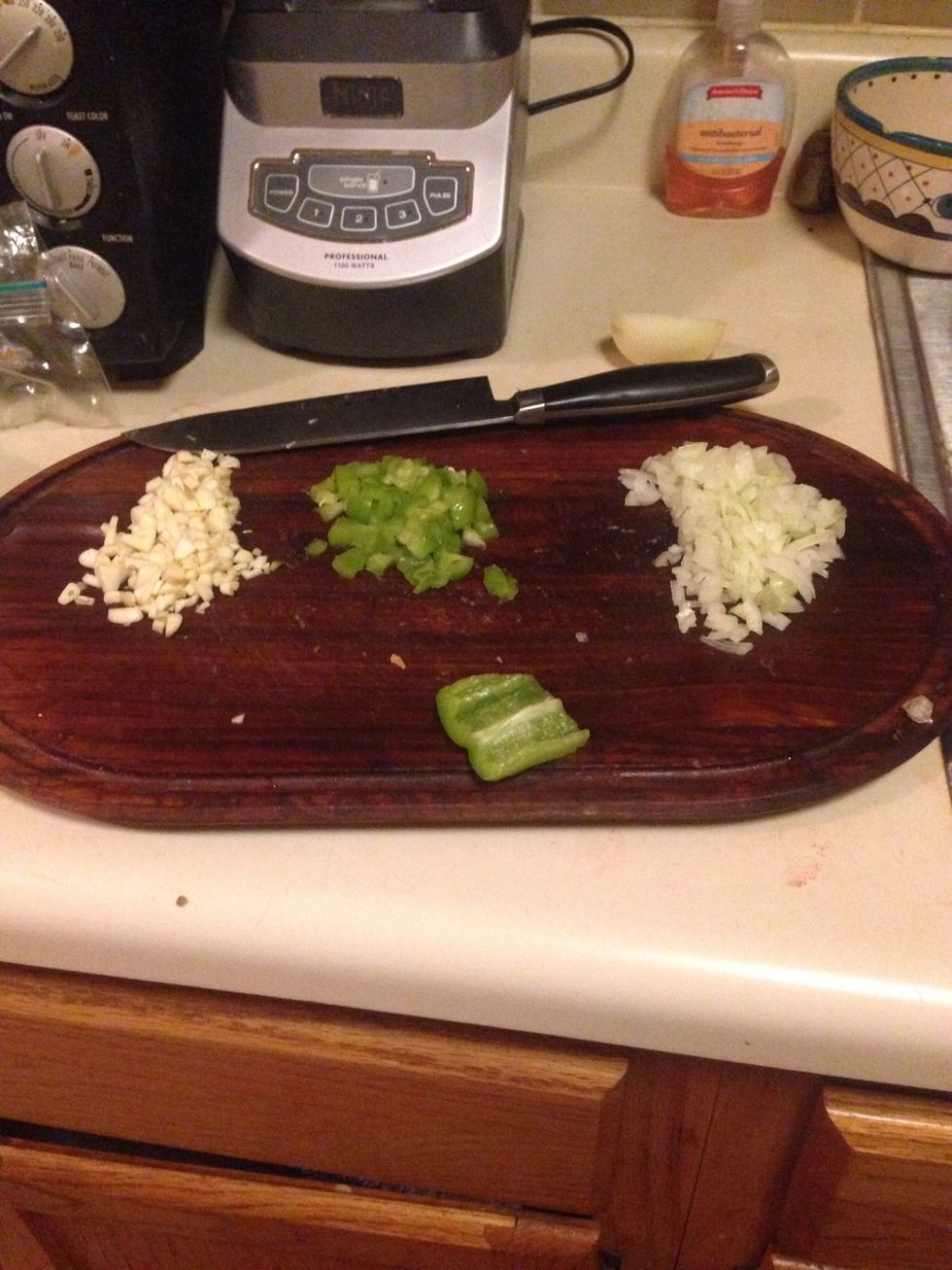 Chop in fine squares the onion, the garlic And the green pepper