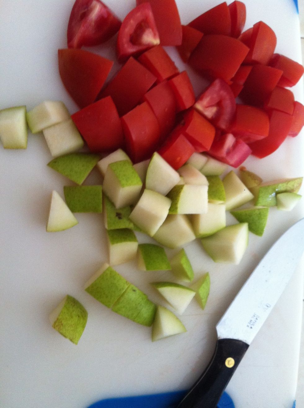 Chop in small squares a pear and 2 tomatoes