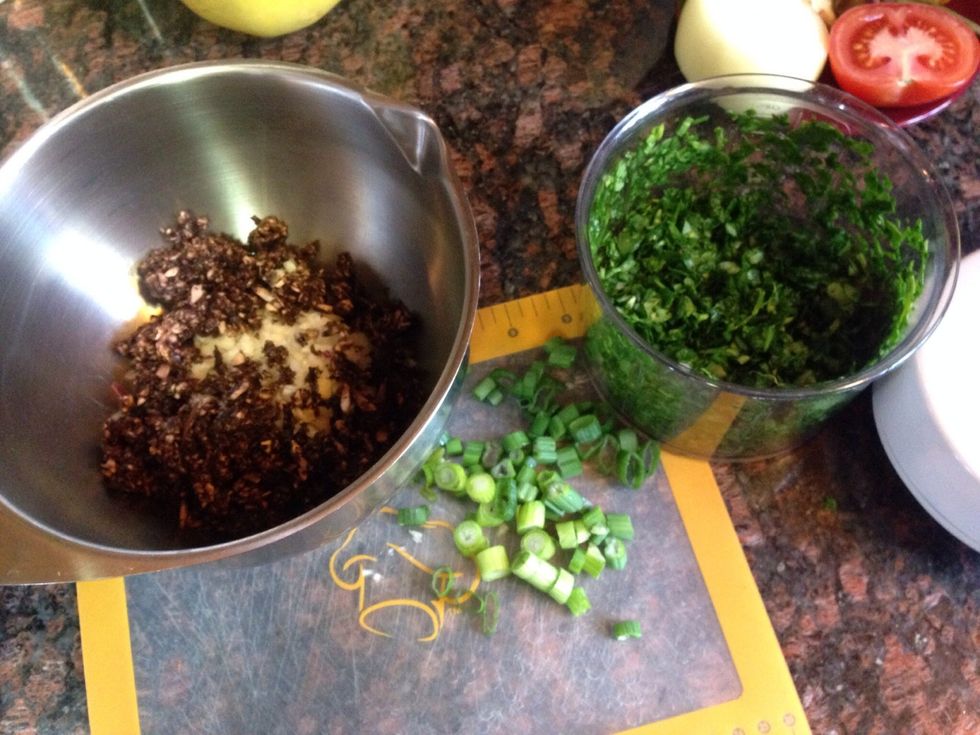 Chop onion, mushroom and spinach using Manual Food Processor (or manually with a good knife, such as 5" Santoku). Slice green onion, if using.