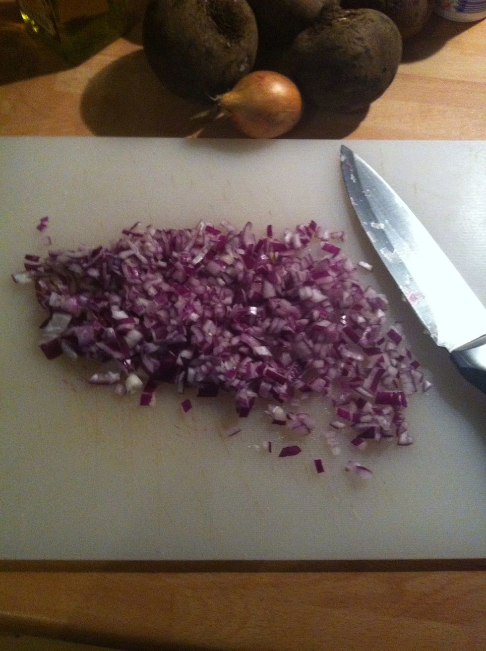 Chop onions on small pieces.