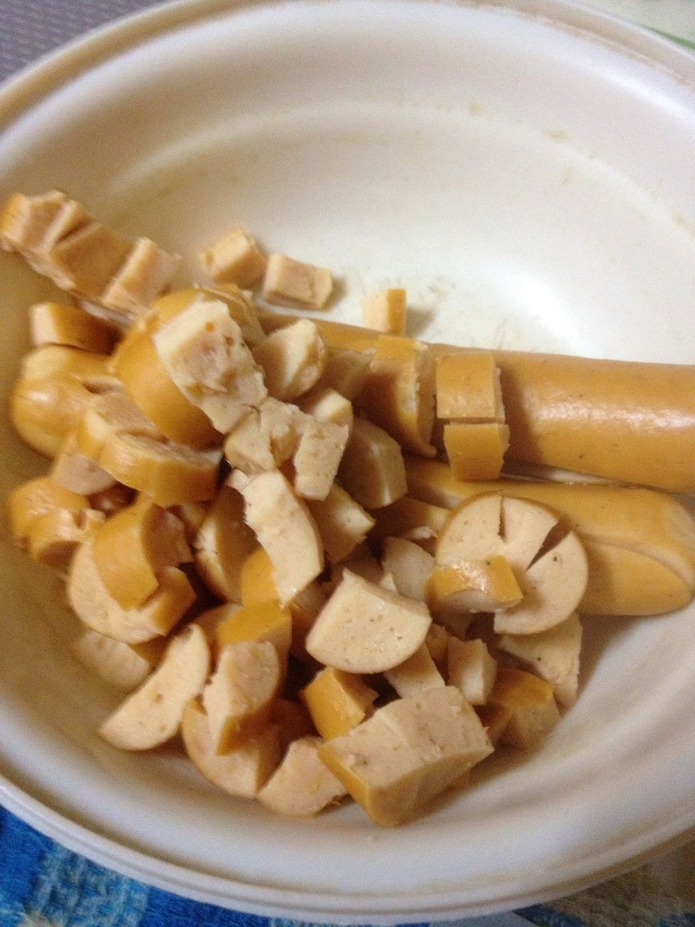 Chop / slice sausages to bits of cubes.