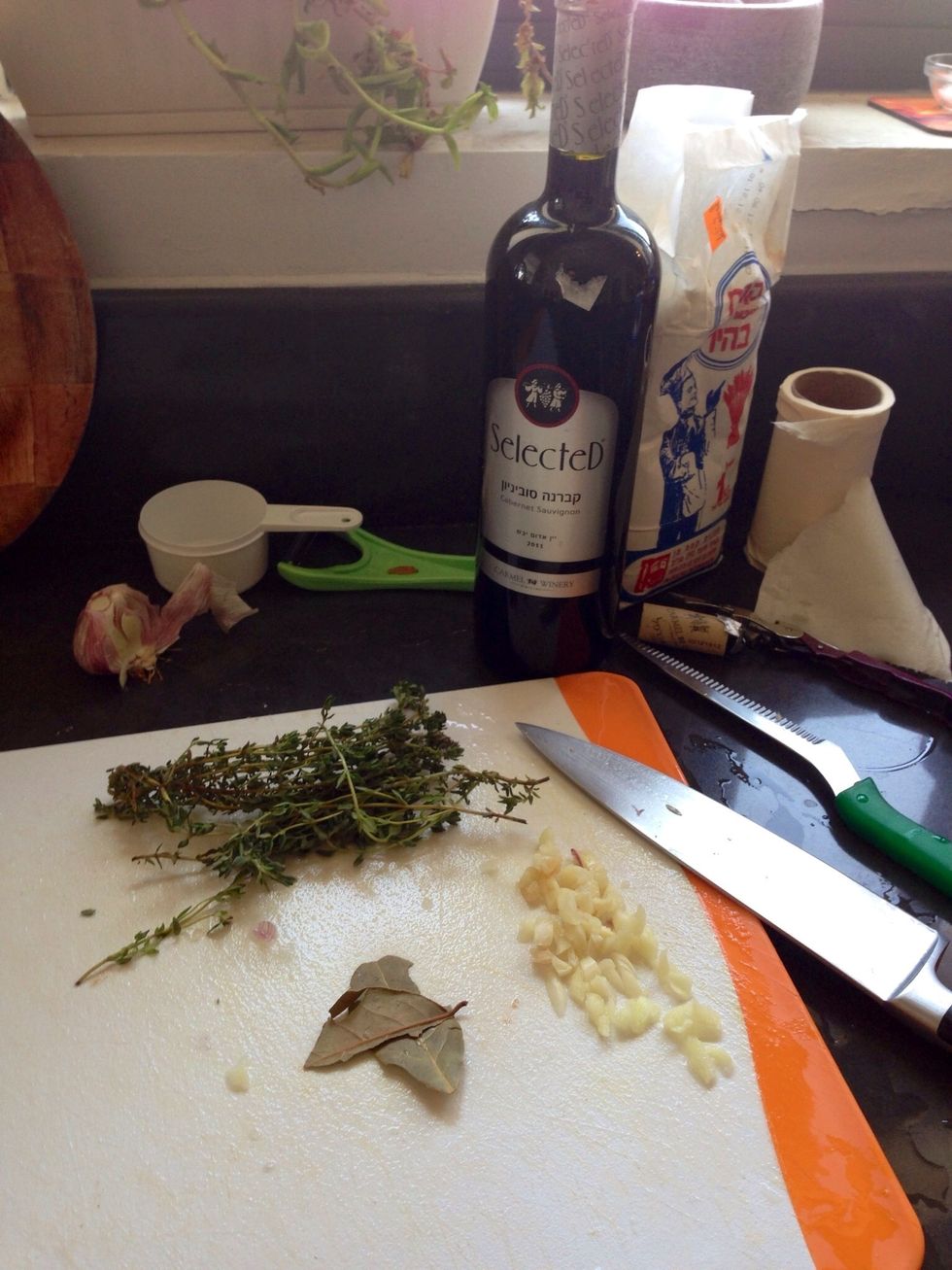Chop some garlic, thyme and bay leaves.