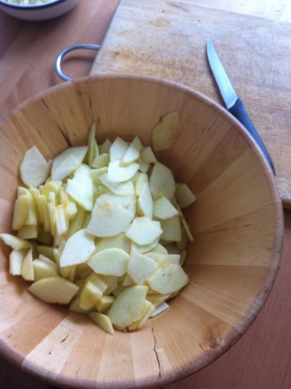 Chop the apples into thin slices and put them in a bowl.