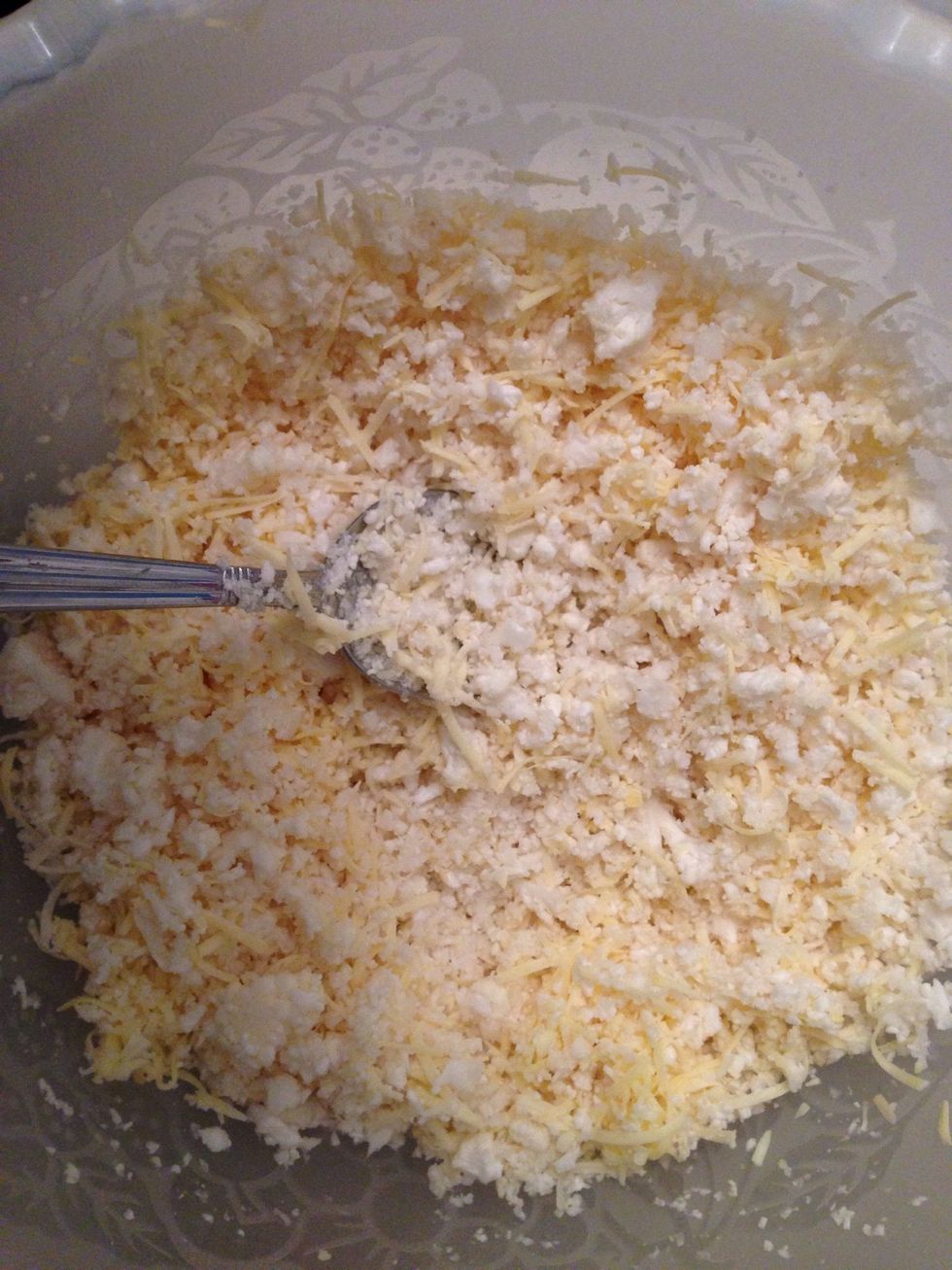 Chop the califlower in a food processor. Add 40g shredded gouda cheese.