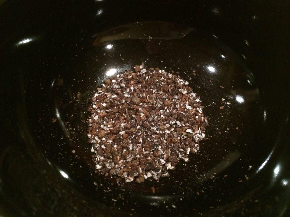 Chop the cardamom-seeds finely.
