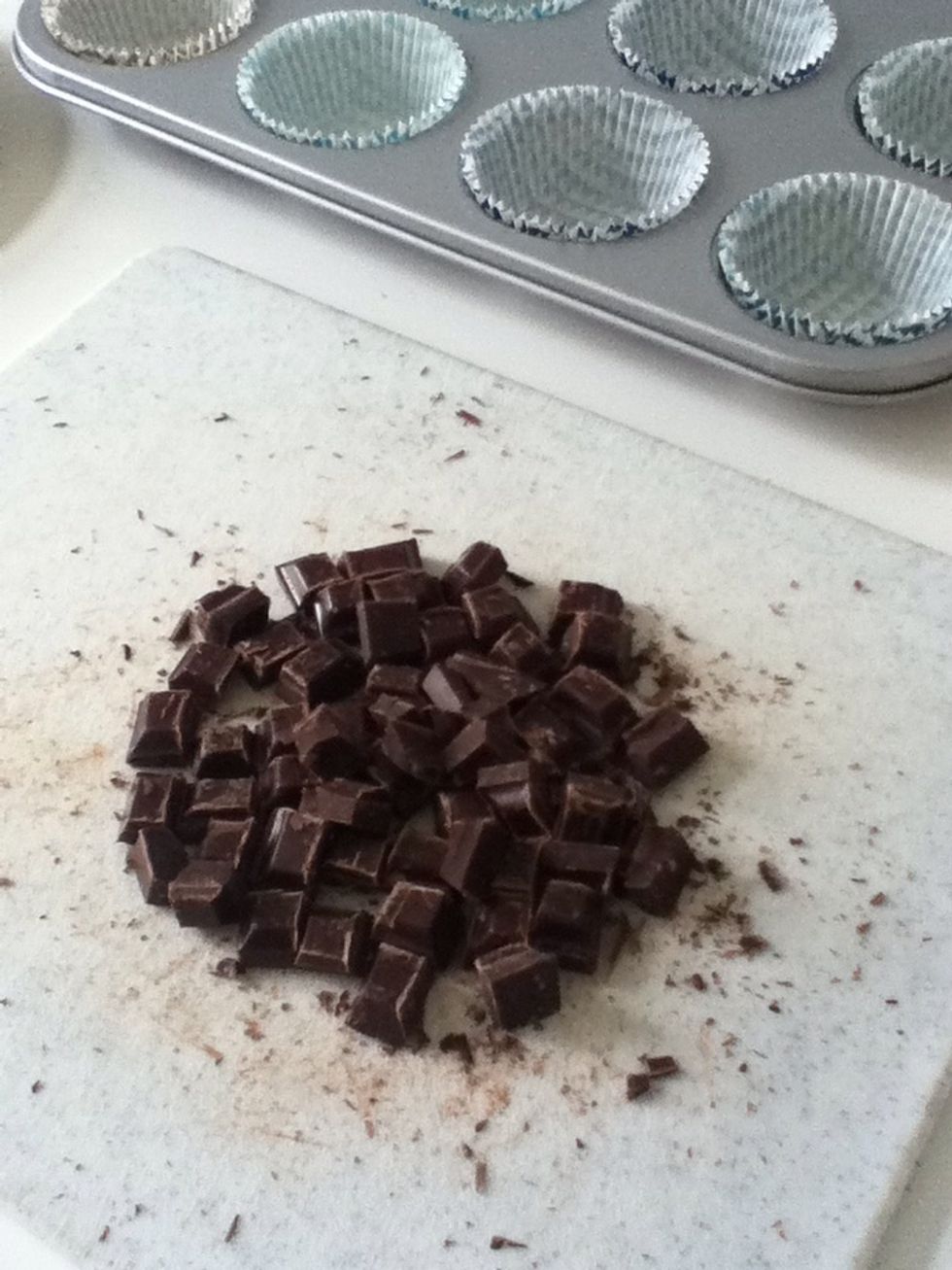 Chop the chocolate in chunky pieces.