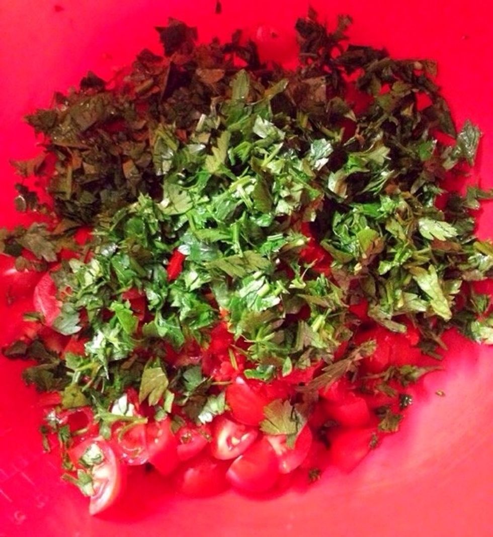 Chop the flat parsley (or cilantro).