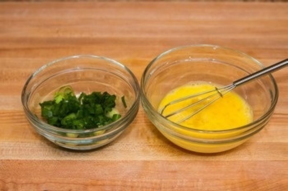 Chop the green onion into small pieces and beat the egg.