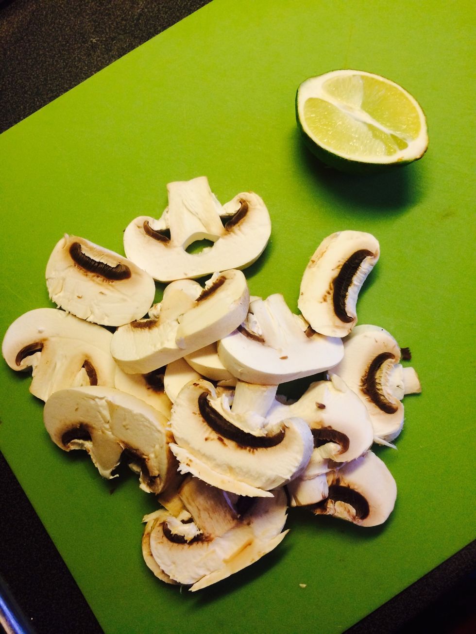 Chop the mushrooms (slices) and cut the lime in two.