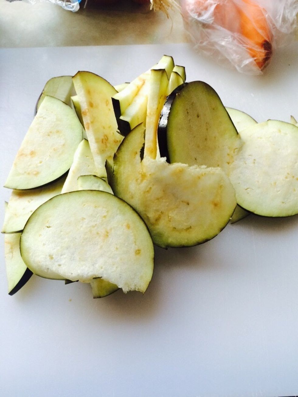 Chop the obergine into round slices