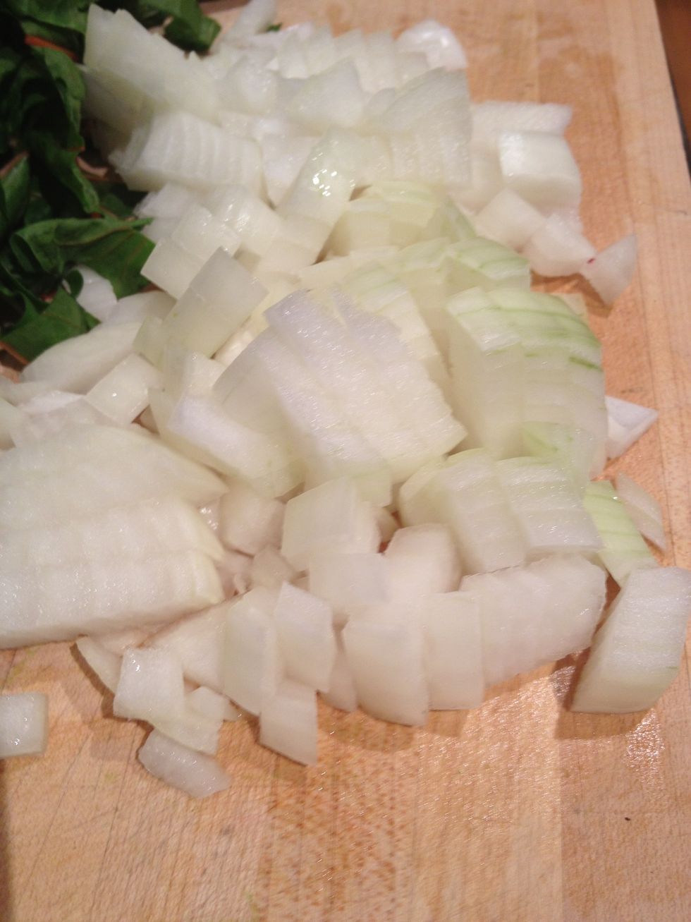 Chop the onion and the 4 cloves of garlic.