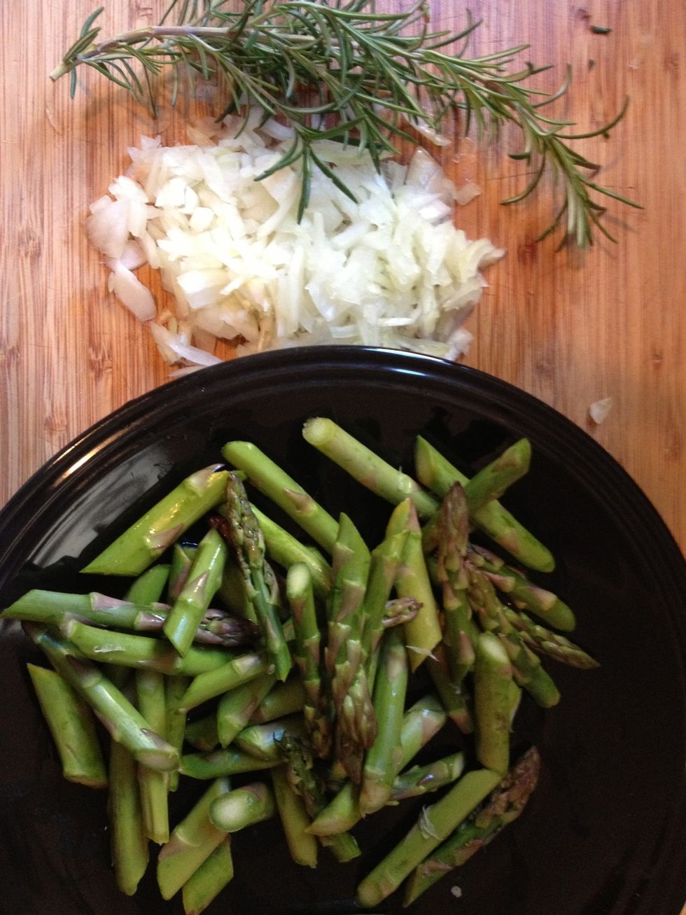 Chop the onion, thin slices of rosemary and cut the asparagus like you want them