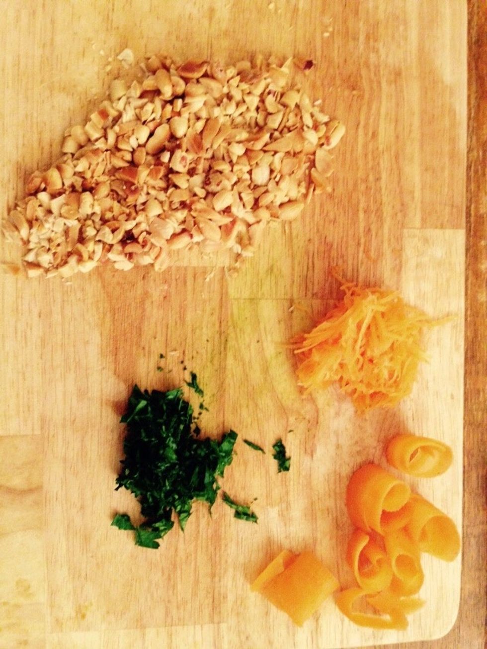 Chop the parsley. Make some curls out of the carrot using a cheese grater and the potato peeler. Chop the peanuts.