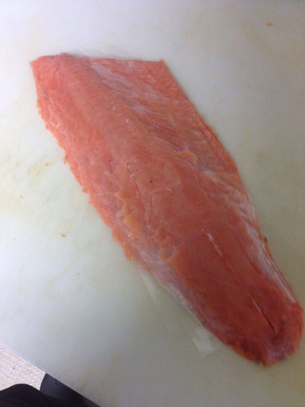 Chop the salm\u00f3n very thin, add the oil, salt, togarashi and lime juice and check the flavor