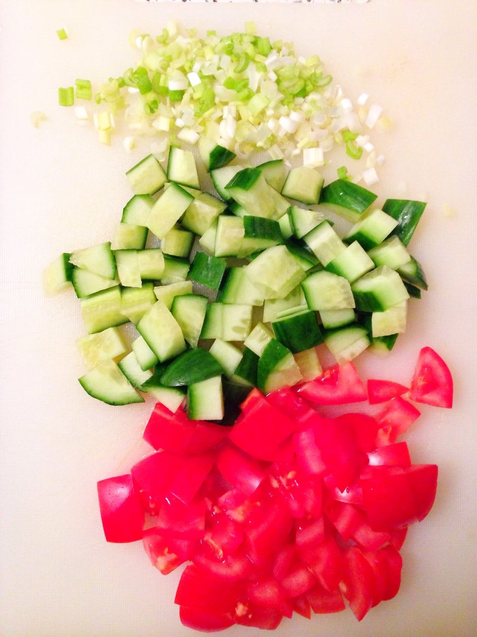 Chop the scallions, cut tomatoes and cucumber in 1cm pieces.