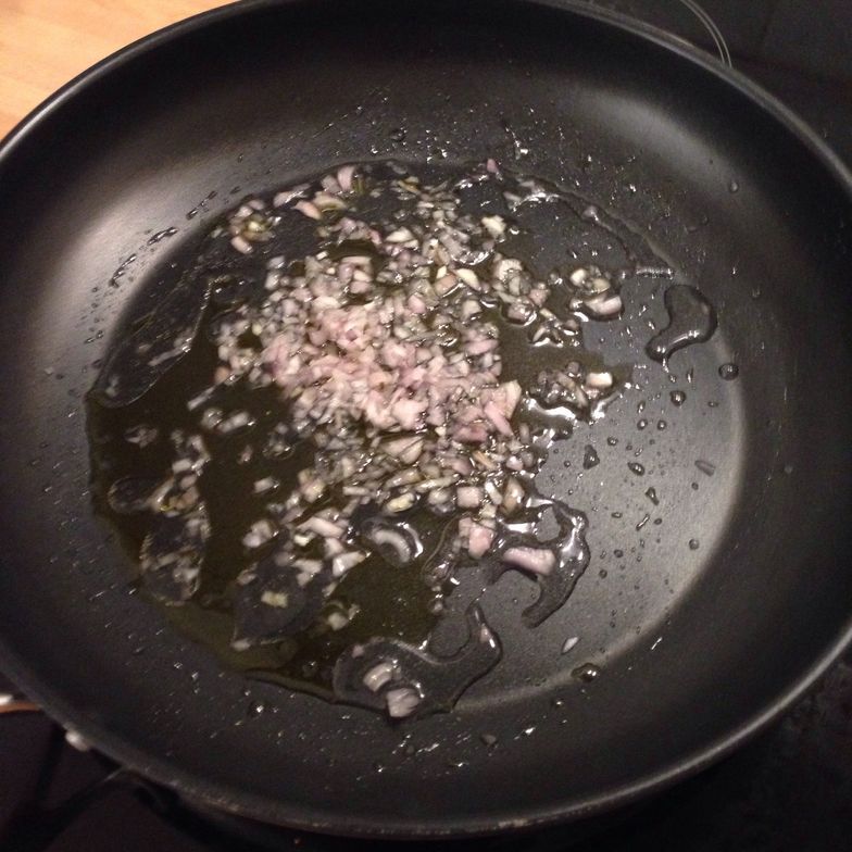 Sauté Pan - Definition and Cooking Information 