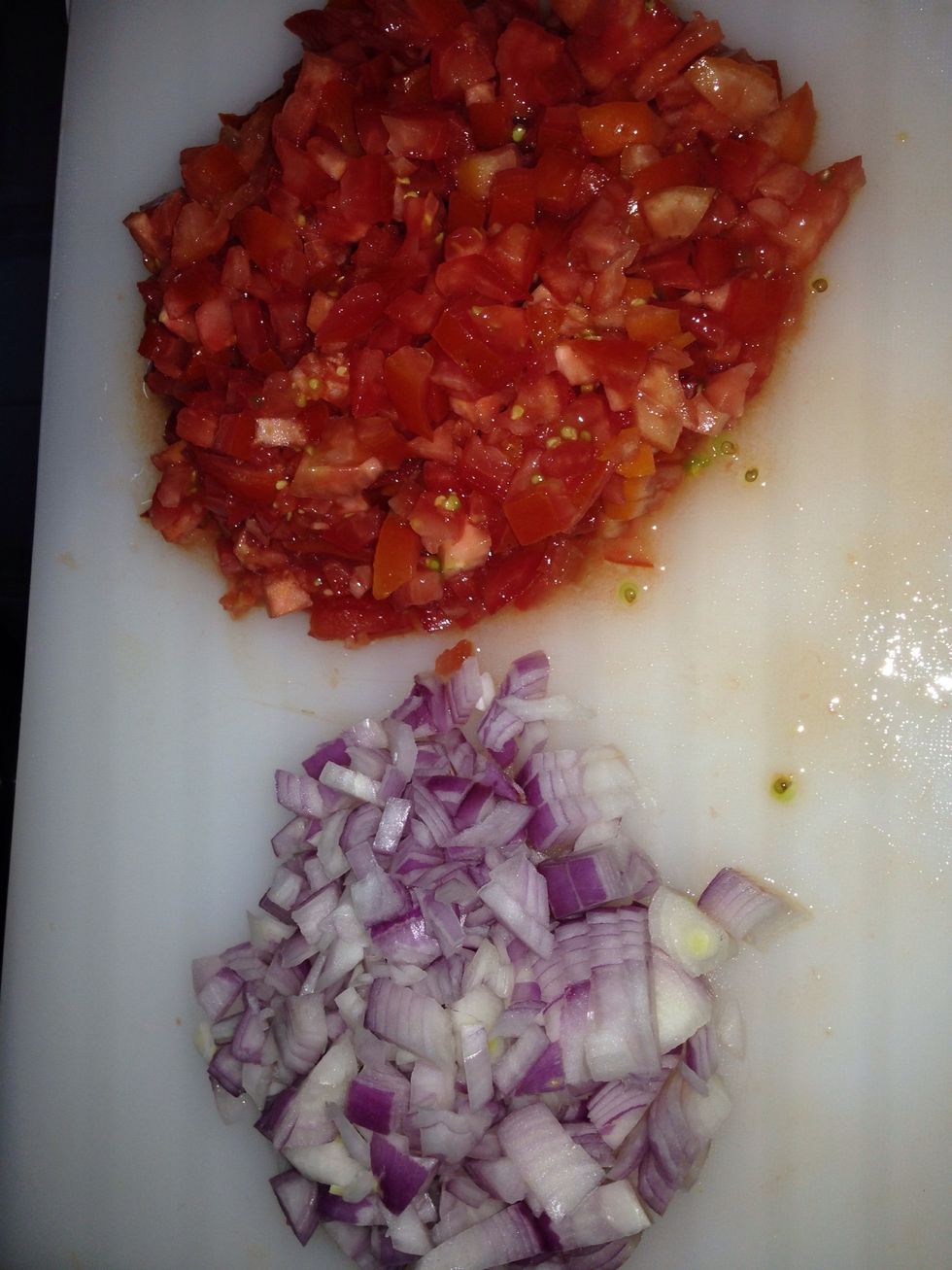 Chop the tomatoes and onions into small pieces.