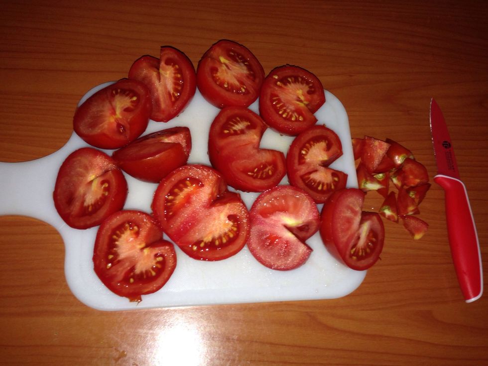 Chop the tomatoes and remove the center (cortar los tomates y quitar el centro)