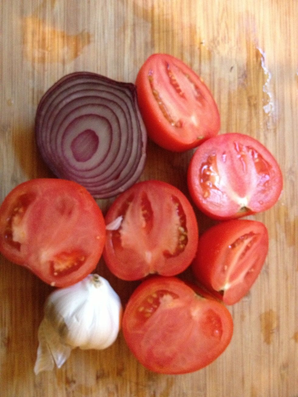 Chop the tomatoes into small slices and make garlic paste from 6 gloves, chop half red onion