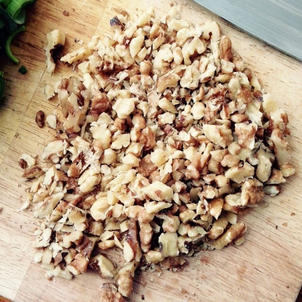 Chop the walnuts coarsely