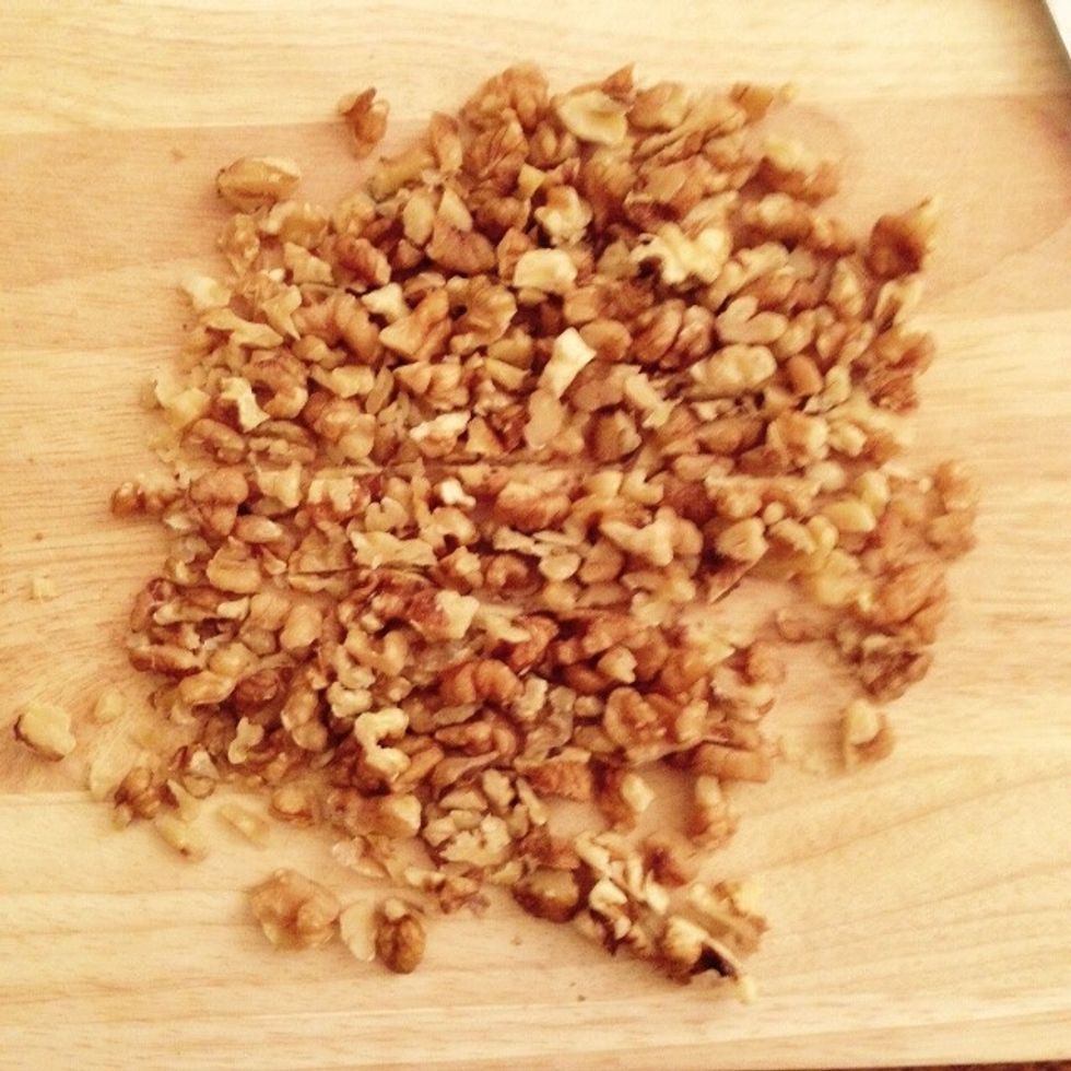Chop the walnuts.