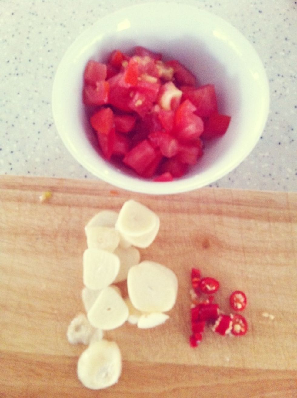 Chop tomato, garlic & chilipadi into small pieces.